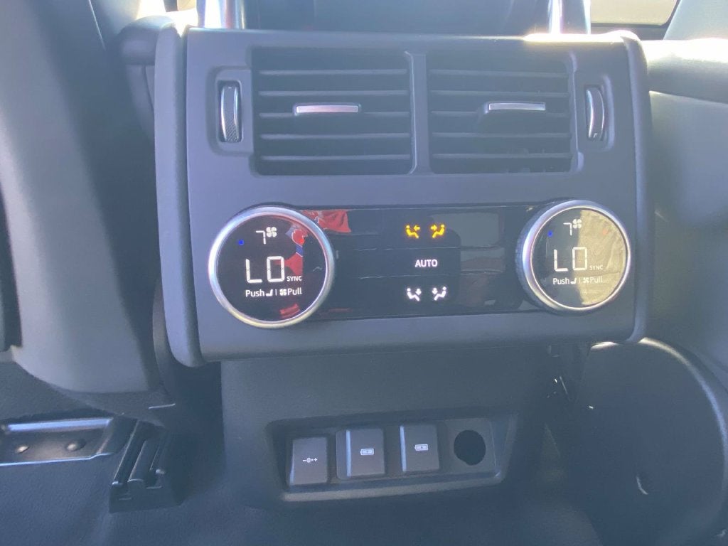 2024 Land Rover Discovery Metropolitan Edition